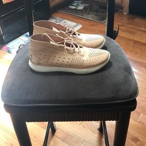 Salmon leather under armour sneaker